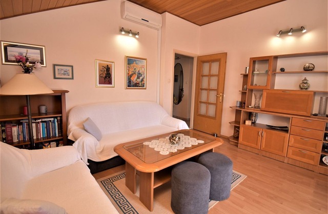 2 bedroom apartment with garden