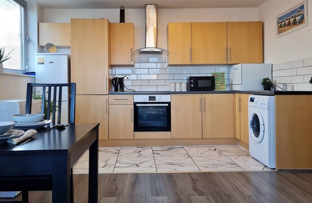 2 bedroom Central Flat with Parking