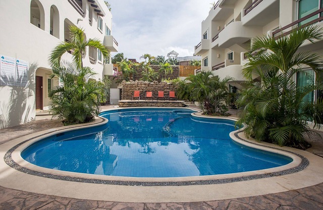 2 Bedroom Condo. + Pool close to the beach, 5th Ave