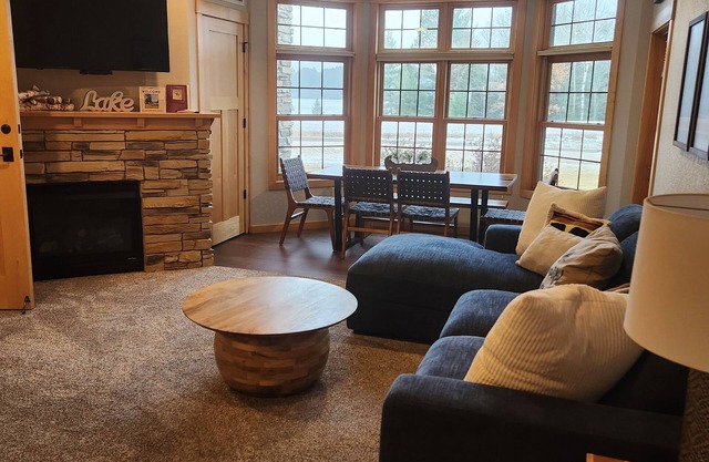 2-bedroom condo in charming Three Lakes with AC, fitness room