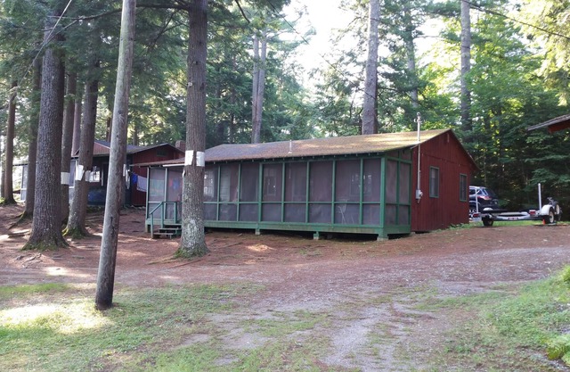 2 bedroom fully furnished camp on Tacoma Lakes, Litchfield