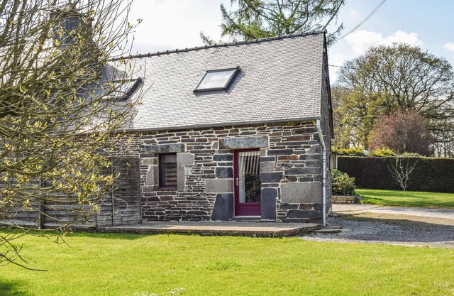 2 bedroom gorgeous home in Gouarec
