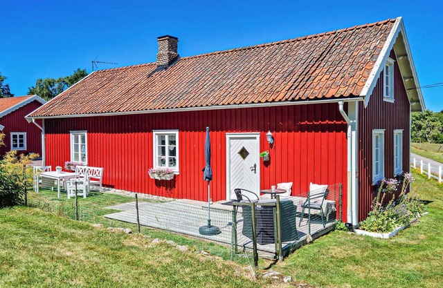 2 bedroom gorgeous home in åsa