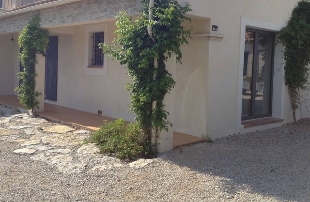 2 bedroom ground floor appartment with garden and views of Sainte Victoire