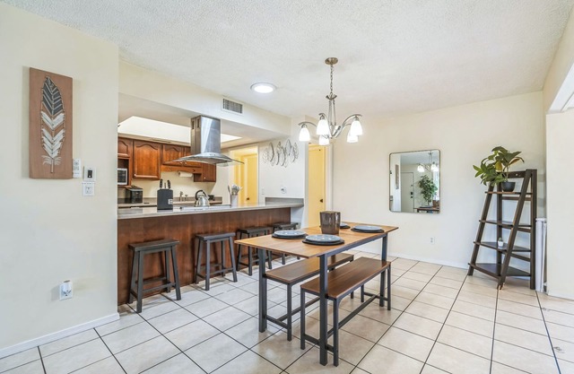 2-bedroom house in brilliant Glendale with pool & near State Farm Stadium