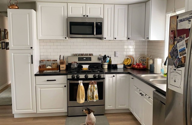 2-bedroom house in charming Green Bay with WiFi, AC