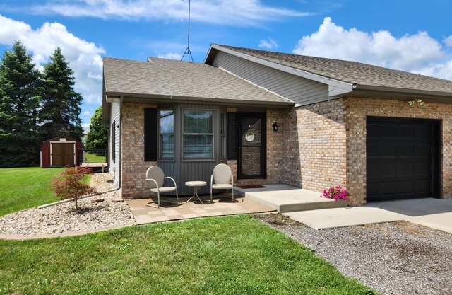 2-bedroom house in welcoming Shipshewana with AC, WiFi
