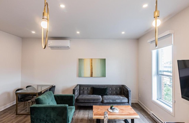 2 Bedroom Luxury in the Mile End by Den Stays
