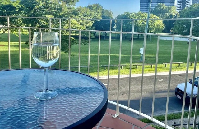 2 bedroom, overlooking park, 5min to city.