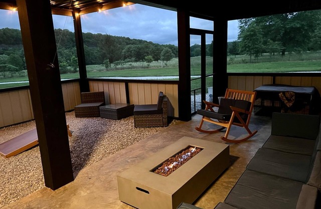 2-bedroom Private house on river and golf course. Outdoor living space