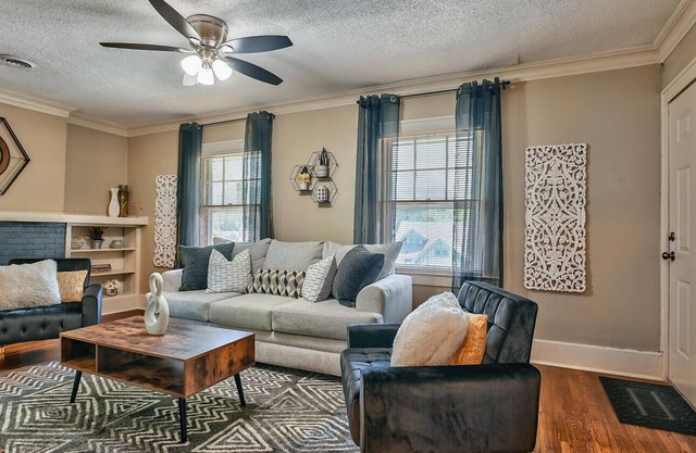 2 Bedroom Stunner near Country Club Plaza