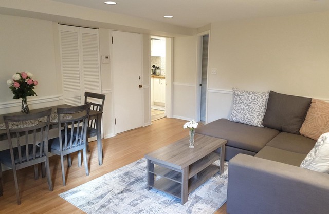 2-Bedroom Suite with full kitchen - 3 min drive to seawall