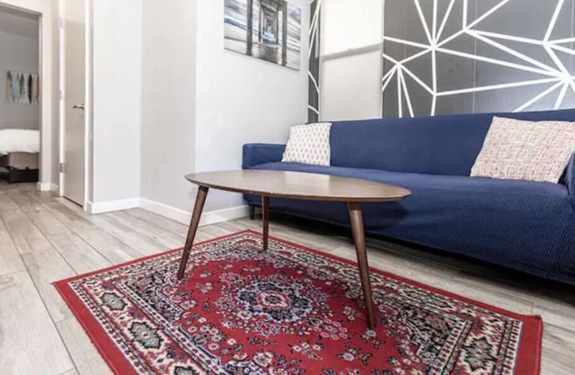 2 Bedroom w/2 Parking, WiFi, Cable TV, Walk to All