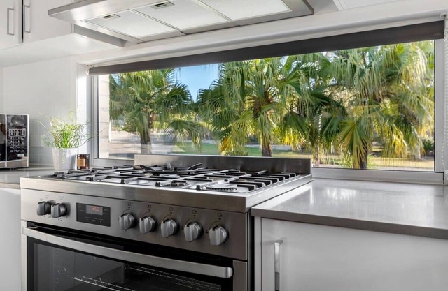 2 Bedroom With A/C Near MovieWorld & Wet’n’Wild
