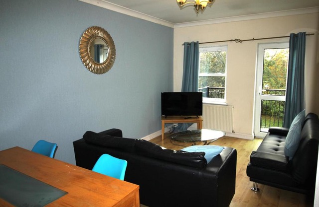 2 Bedrooms & Sofa Bed - Balcony - Parking - Lift Access - Very Quiet Location