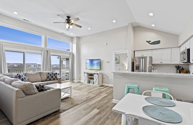 2 BR l 2 BA Condo w/Large Pool, Large Deck with Bay Views - Quiet Neighborhood