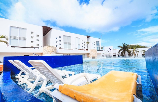 2 BR PH with Jacuzzi near to the Beach