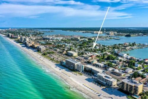 2 BR, Remodeled Pet Friendly Condo, 1 Block to Beach Access, Walkable to Restaurants! Fall Promo for Mondays & Thursdays!