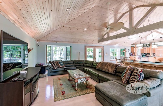 2 cottages with a total of 6 bed and 5 bath on Lake Rosseau