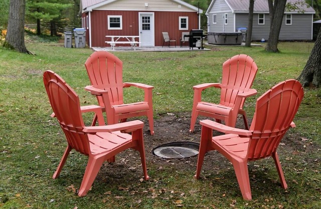 2 Cozy Cottages, Bunkie & Hot Tub