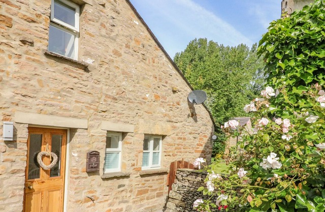 2 CROSS HOUSE COTTAGES, character holiday cottage in Kirkby Lonsdale