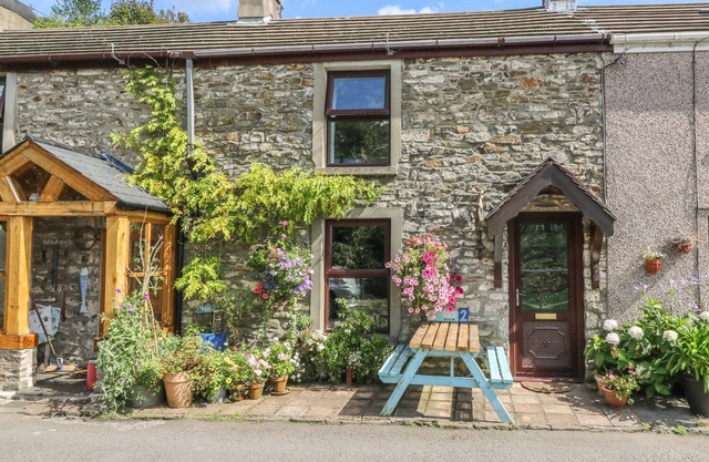 2 GRAIG COTTAGES, pet friendly, with open fire in Burry Port