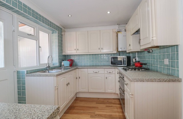 2 GREEN CLOSE, pet friendly, character holiday cottage in Lyndhurst
