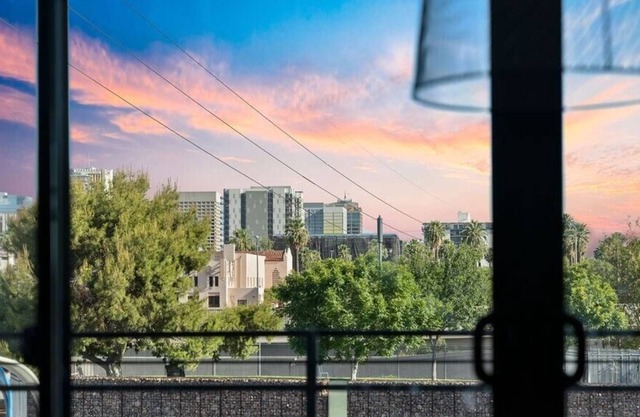2 King Lux Beds | PET Friendly | City Skyline View