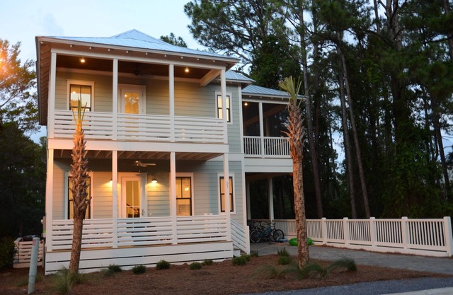 2 Master Suites, 4 Bedroom, Five ★ Home, Gourmet Kitchen - short walk to beach
