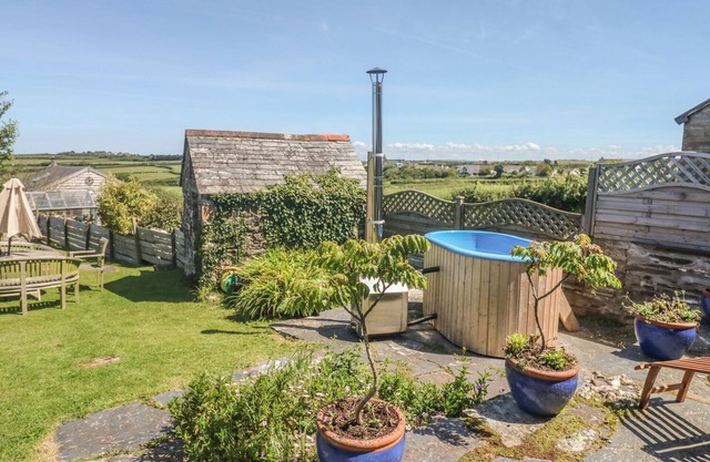 2 MENEFREDA COTTAGES, family friendly, with hot tub in Rock