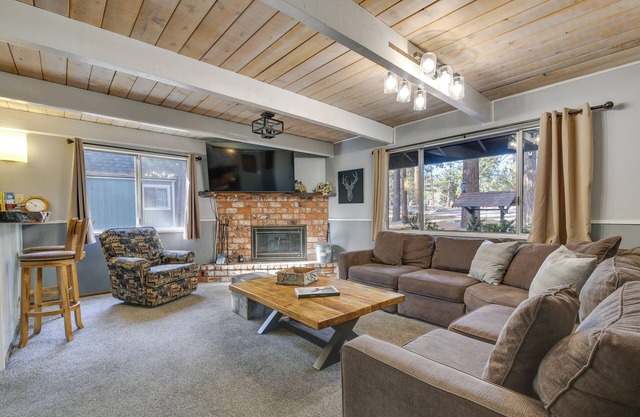 2 Mi to Lake & Skiing: Big Bear Family Cabin
