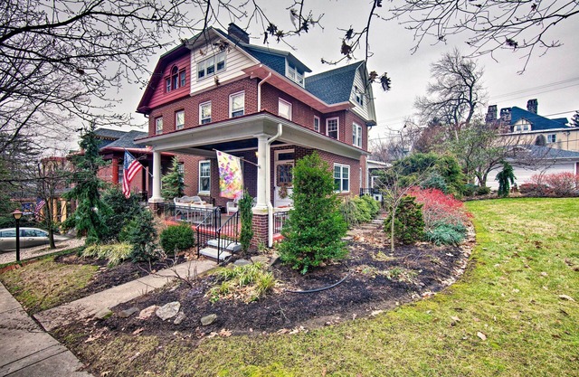 2 Mi to Reading Pagoda: Spacious Home w/Deck!