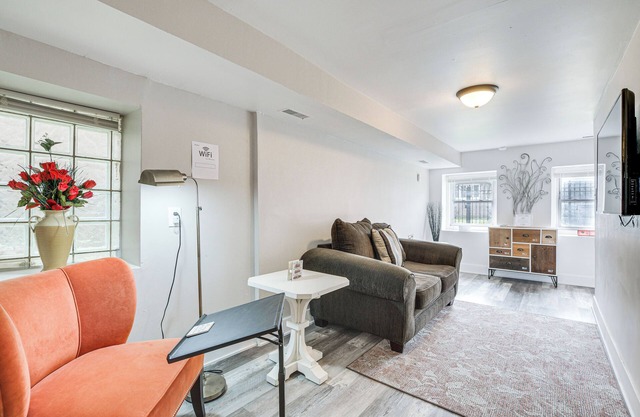 < 2 Mi to UChicago: Pet-Friendly Getaway w/Yard