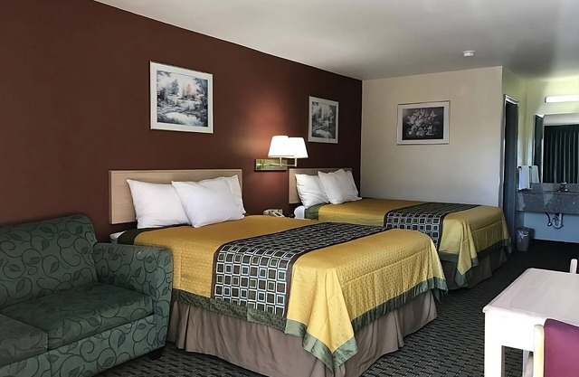 2 Pet-friendly Units w/FREE Breakfast, Pool, Near Cabot Frisbee Golf Park!