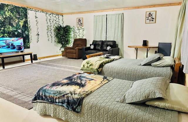 #2 Relaxing Rustic Retreat studio on 21 acres in Cottonwood WiFi, AC, Yoga room