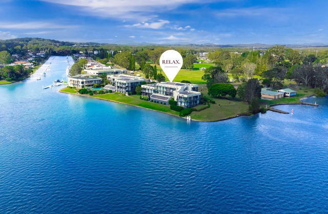 2 Riana Moorings - Luxury Waterfront Apartment
