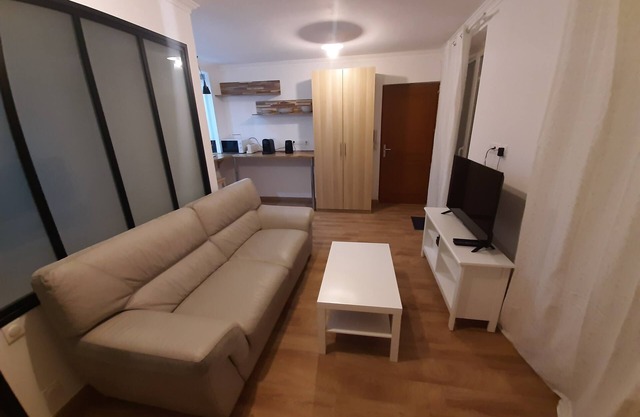 2-room apartment, near RER, bus and castle