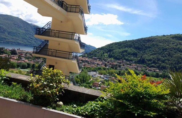 2-room apartment with parking space, sunny balcony and lake view