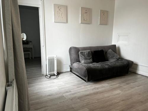 2 room newly furnished flat free parking !