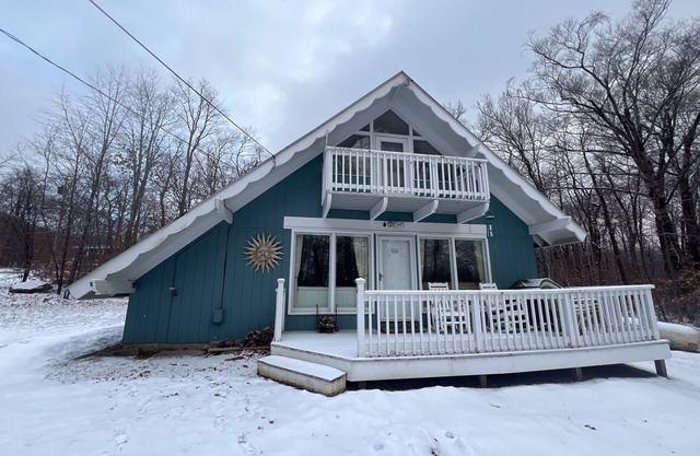 2-story dog-friendly mountain home with wood fireplace, balcony, deck, & grill