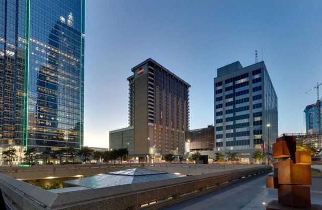2 Stylish Rooms w/Elegant Décor, Downtown Dallas Location! Outdoor Pool!