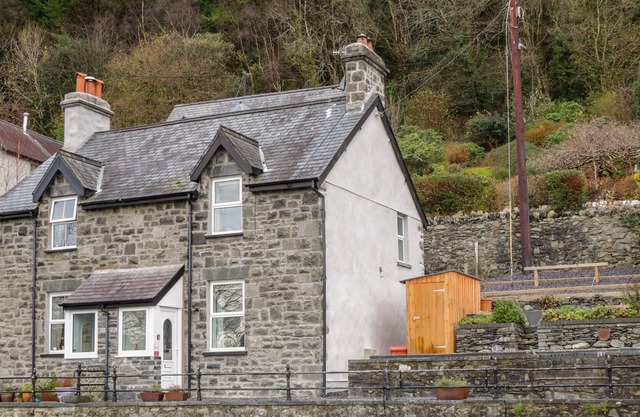 2 TAN Y FEDW, pet friendly, country holiday cottage in Trefriw