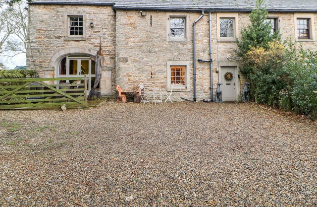 2 THE COACH HOUSE, pet friendly, with open fire in Romaldkirk