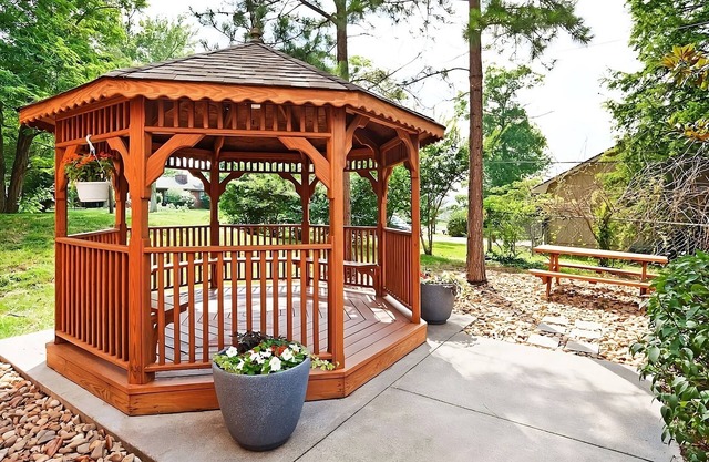 2 Units Close to West Town Mall! Private Kitchen, FREE Parking, Pets Allowed!