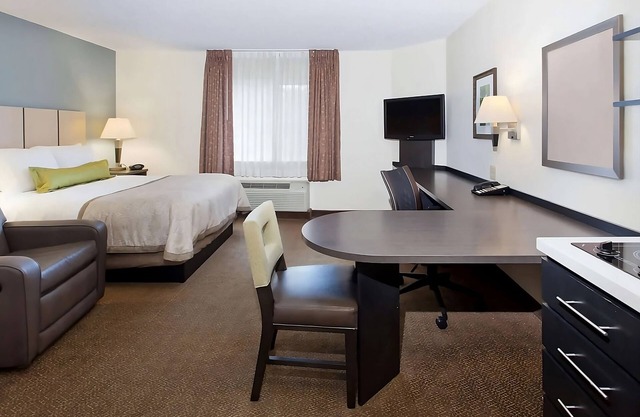 2 Units Close to West Town Mall! Private Kitchen, FREE Parking, Pets Allowed!