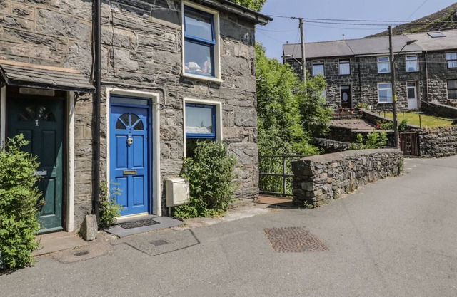 2 WATERLOO COTTAGE, pet friendly in Blaenau Ffestiniog