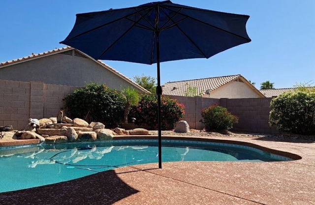 20 min drive to State Farm Stadium.Chill &grill in Goodyear!Poolside fun/3BR/3BA