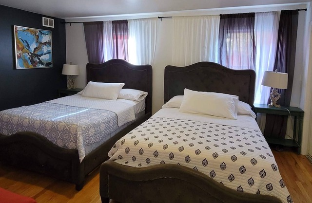 20 Minutes away from NY!! 5 queen beds, Private place !