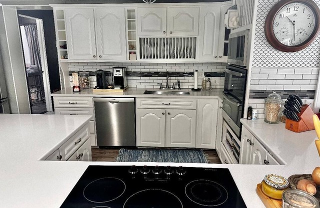20 minutes from New Braunfels on Lake McQueeney! Perfect for girls weekend!