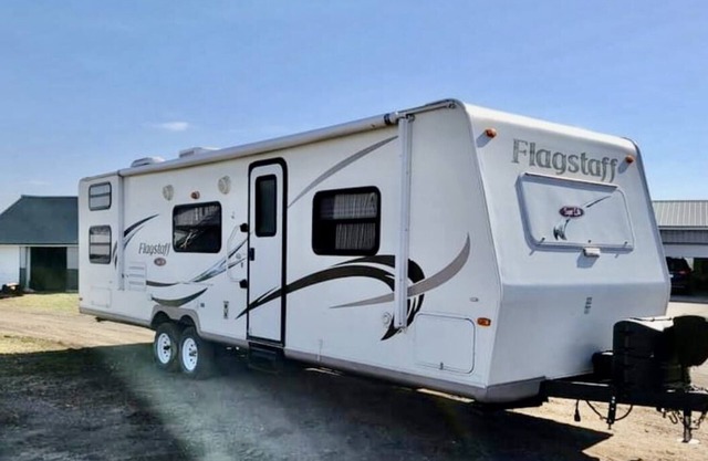 2010 Forest River Flagstaff Super Lite Camper-Sleeps 6-8